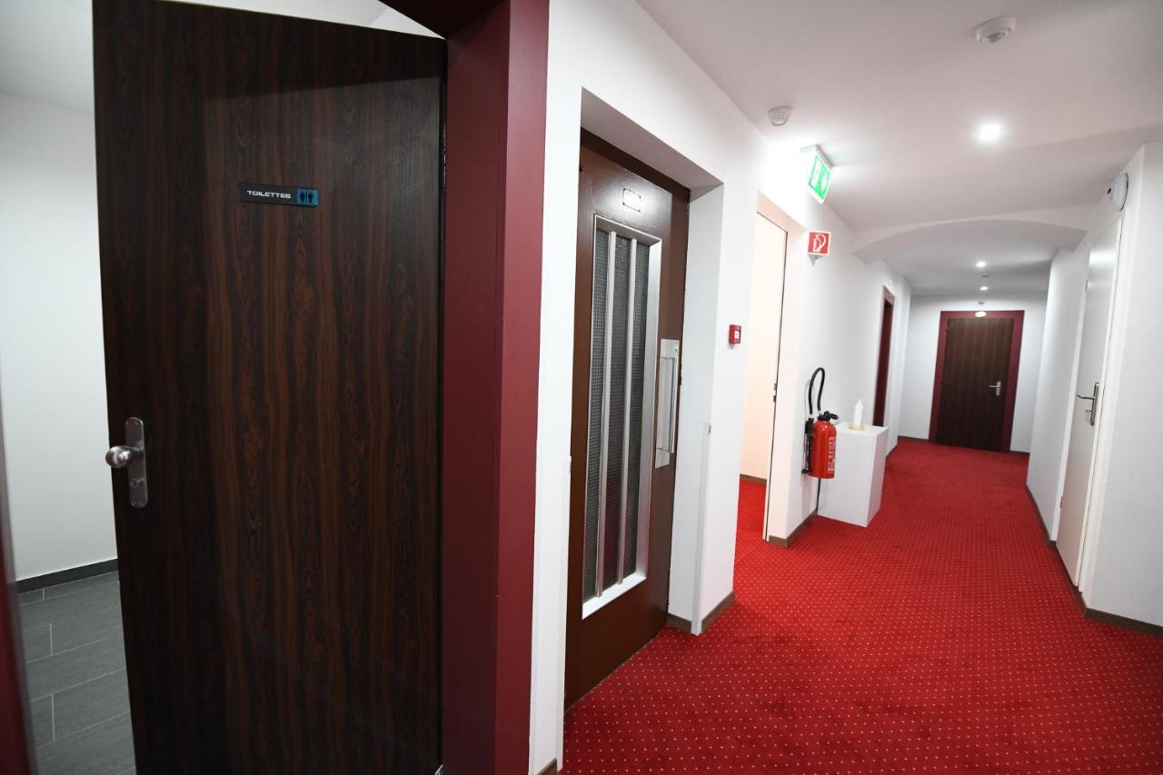Hotel De France Ла-Шо-де-Фон Экстерьер фото