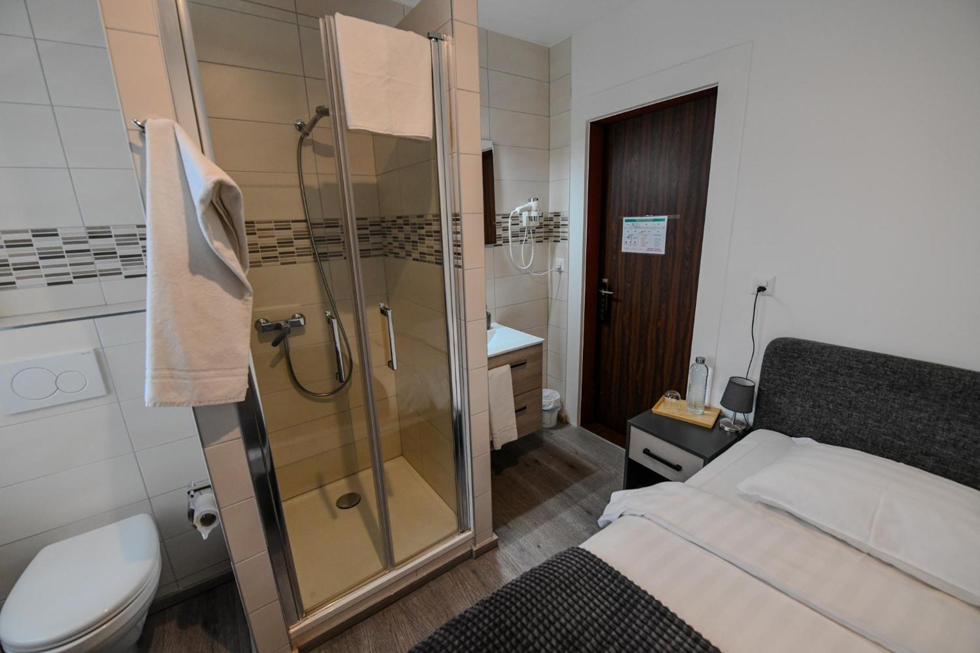 Hotel De France Ла-Шо-де-Фон Номер фото